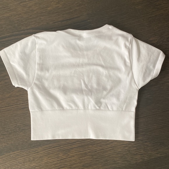 AMERICAN EAGAL WHITE TIGHT CROPPED BASIC SHIRT SIZE SMALL - Picture 2 of 2